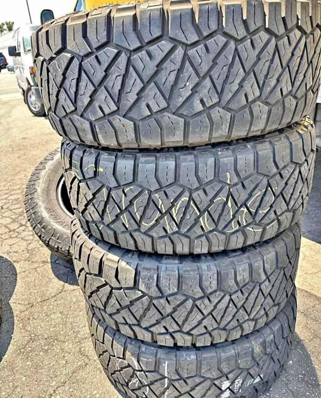 35x12.50/17 Nitto Tires Con 80% de Vida Las 4