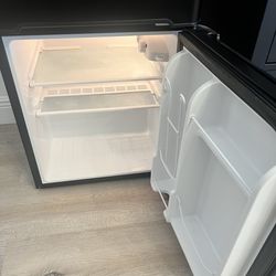 Haier - Compact Refrigerator