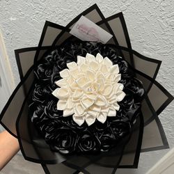 eternal roses black and a white dahlia, 25ct. 