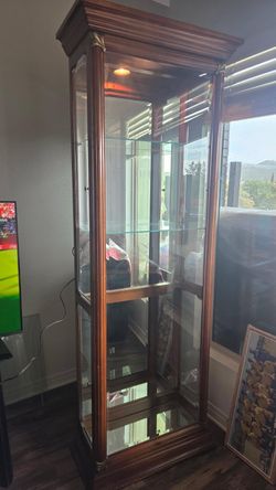 pulaski lighted curio cabinet
