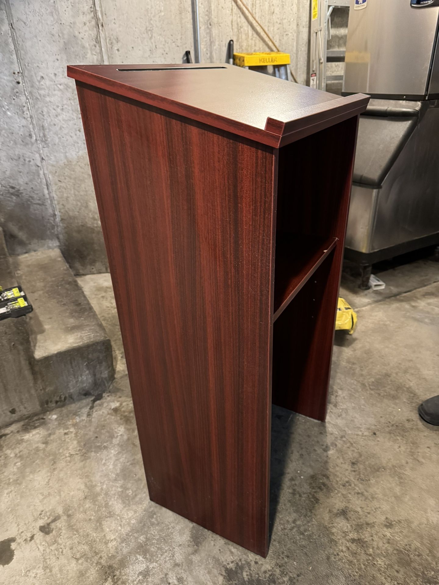 PODIUM / HOSTESS STAND