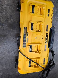 Cargador 4 estaciones dewalt