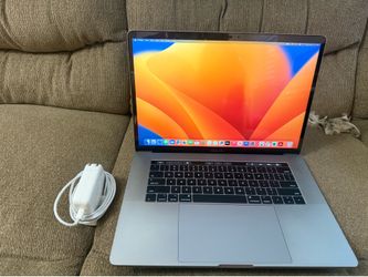 2017 MacBook Pro 15.4”, i7,16gb Ram,256gb SSD, dual graphic, screen protector, great