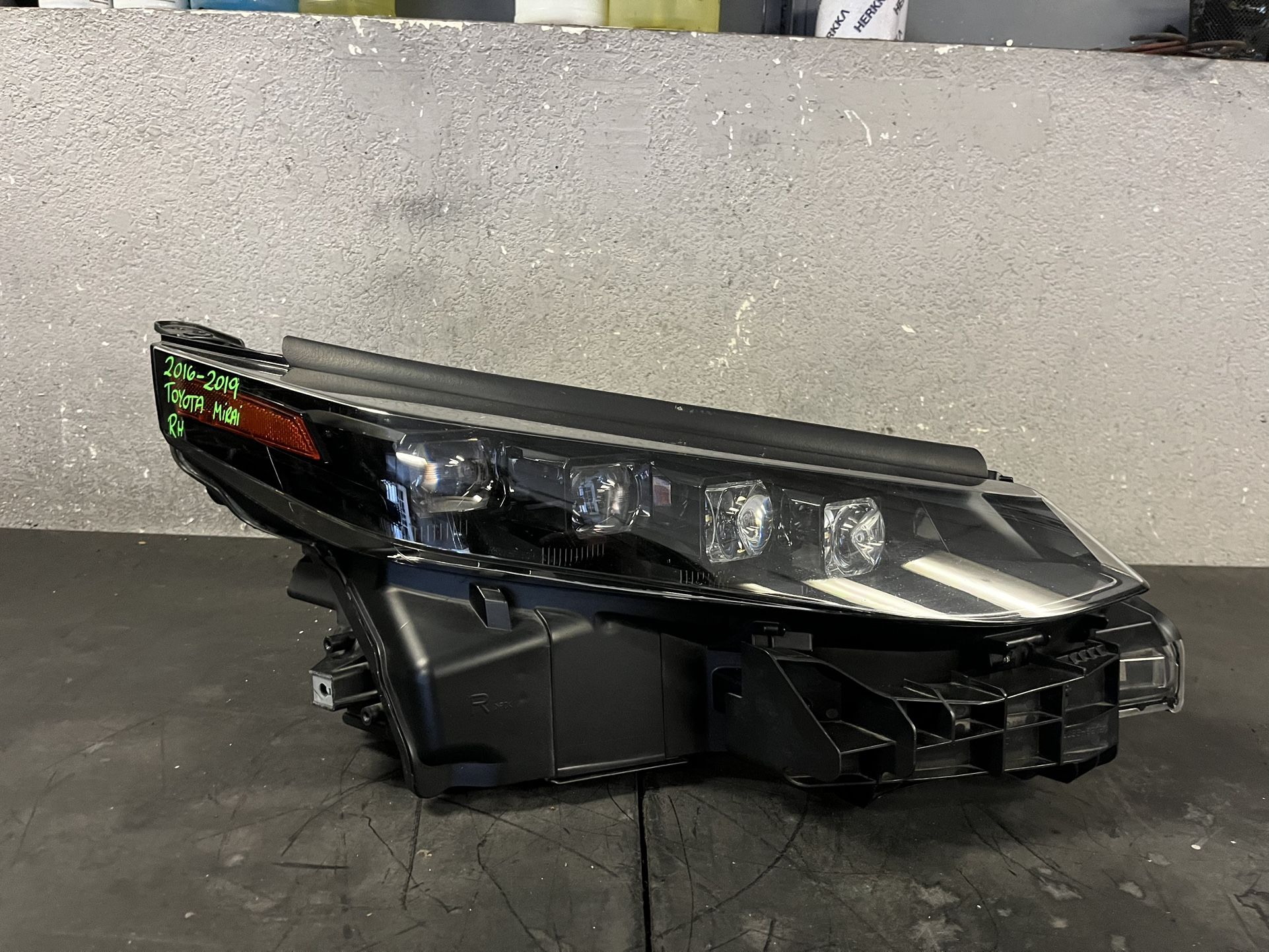 2016-2017-2018-2019 TOYOTA MIRAI RIGHT HEADLIGHT OEM USED