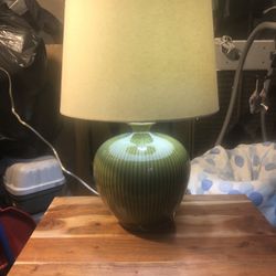 Mesa Y Lámpara