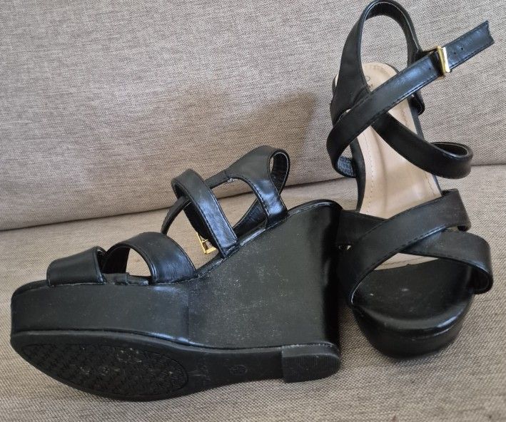 BLACK WEDGES SIZE 5