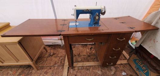 Vintage Remington Sewing Machine (model 160) in a Mid-Century Wooden Cabinet with Foldable Side Extensions.