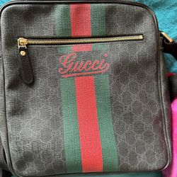 Gucci Supreme Canvas crossbody / Messenger Unisex Bag limited Edition 