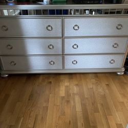 Bedroom  6-Drawer Dresser