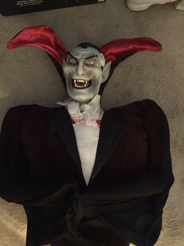 Mario chiodo seasonal visions Halloween props. Hanging vampire and sultan of scare
