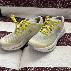 On Cloud Size W7.5.  New (no Box)