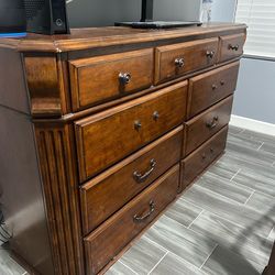 queen size bed and 2 drawers