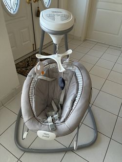 The Graco® DuetConnect® Deluxe Baby Swing with Portable Bouncer is a 2-in-1 baby swing and bouncer