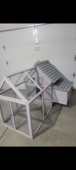 Large coop good for 6 chicken