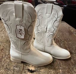 NEW IUV White Western Cowboy Boots Girls Cowgirls big kids size 3 or Women’s SIZE 4.5- SIZE 5 Foot Length Is 9 Inches Everyday Or Halloween