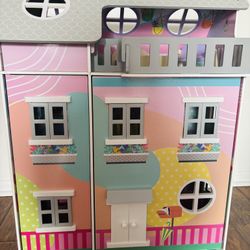 Doll house - Like new! + Accessories 