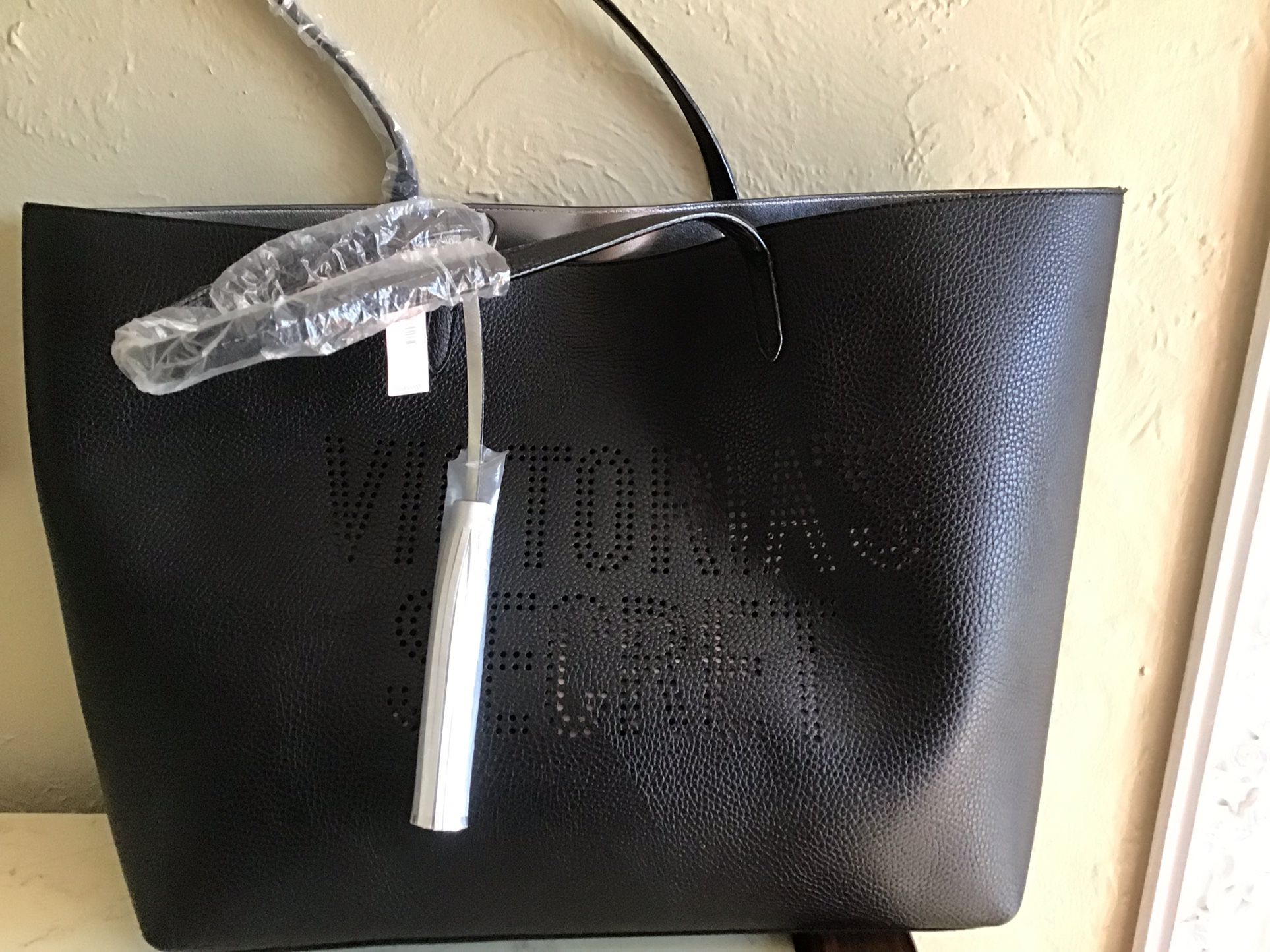 *Victoria Secret Bling Sequence Tote Bag+ Makeup* NWT for Sale in Grays  Harbor County, WA - OfferUp