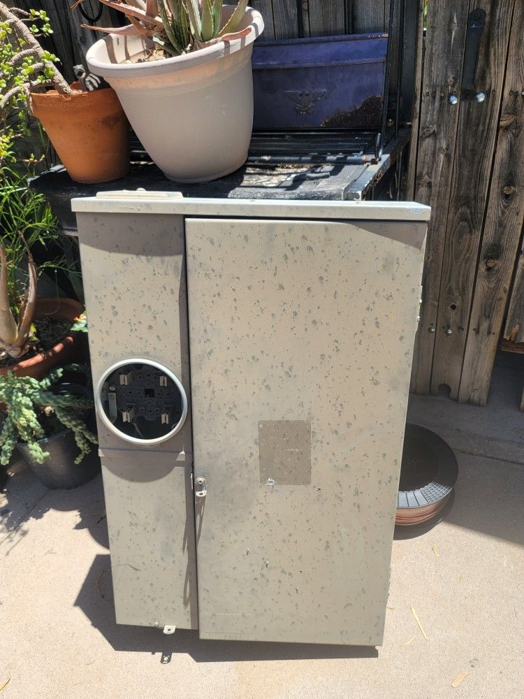 Eaton 200 Amp Good Used Panel Bottom Or Top Feed Loaded With Breakers