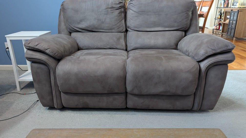 Raymore And Flanagan Powered Loveseat