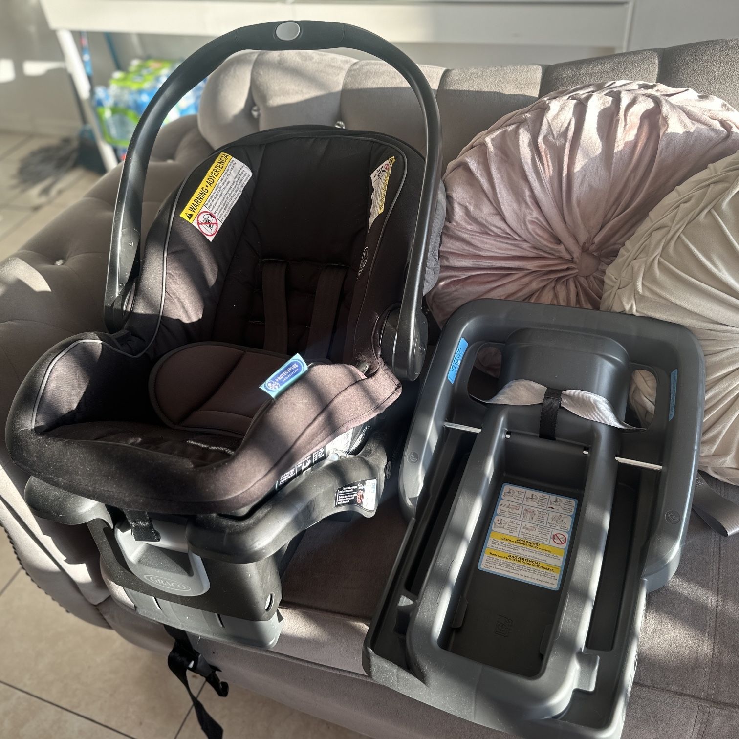 GRACO CAR SEAT AND BASE.