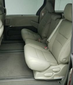 2002 Toyota sienna middle row leather seats - new condition