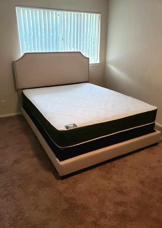 NEW Queen MATTRESS and BOX SPRING. Bed frame not included👍