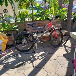 Mountain Aluminum Frame 26in Bike $100 Very good Condition 