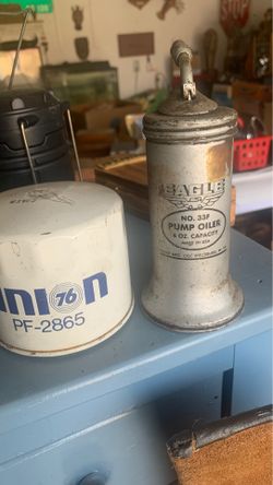 Vintage oil can and oil filter