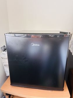 mini fridge 50$