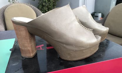 Size: 8 Womans