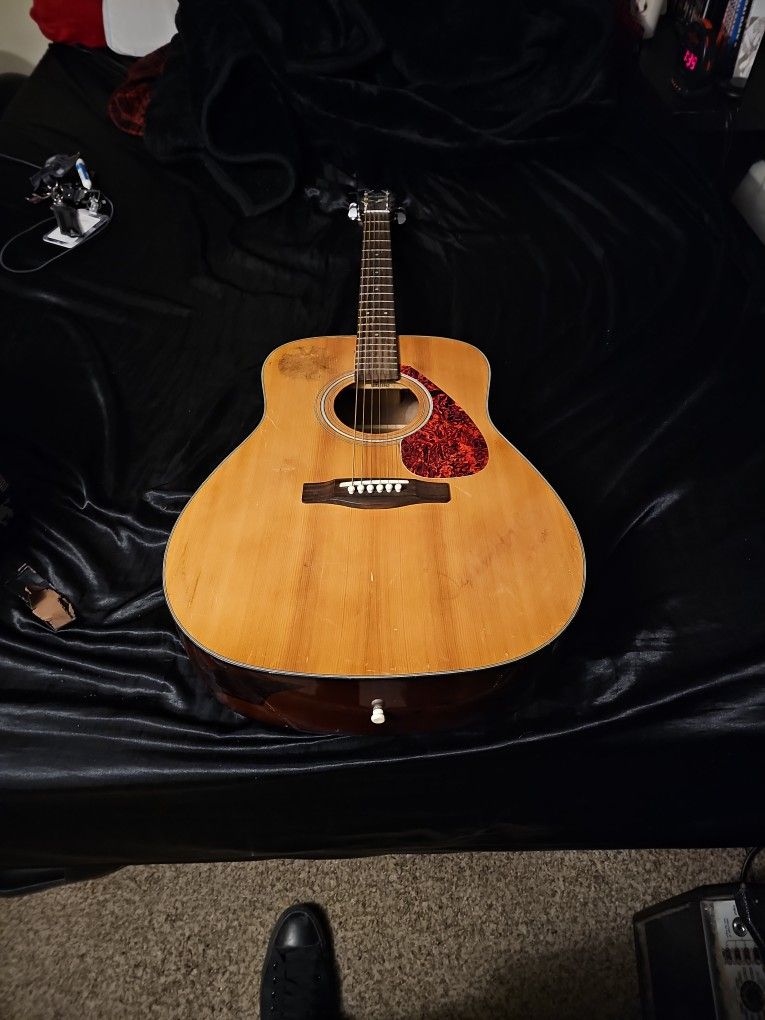 Yamaha F325 Acoustic