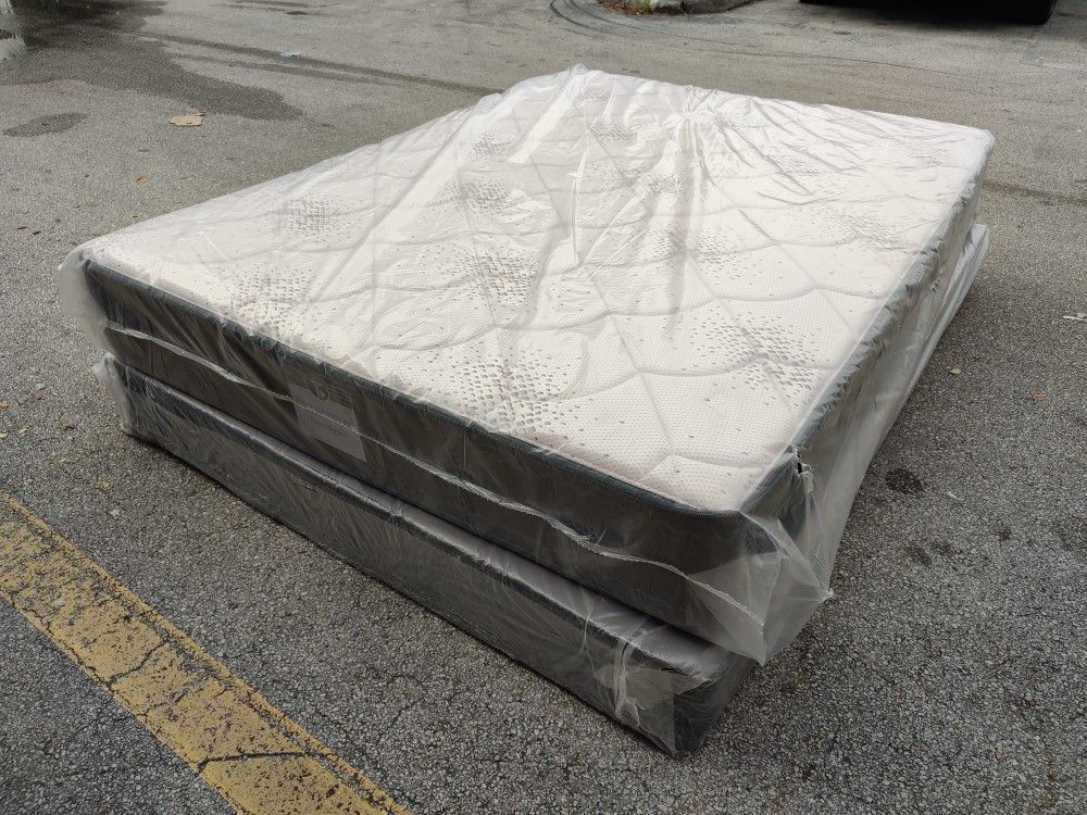 NEW MATTRESS QUEEN SIZE PLUSH WITH BOX SPRING