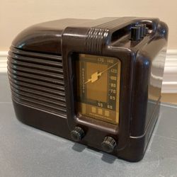 1939 Bakelite Tube Radio