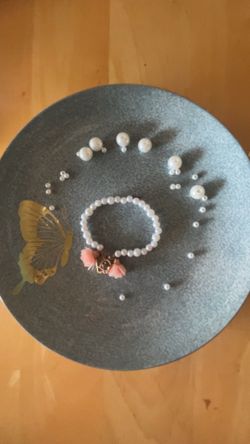 Pearl bracelet with E inital