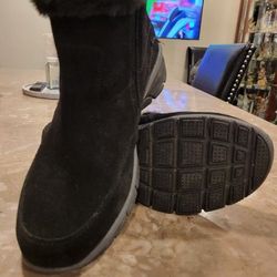 SKETCHES BOOTS  FOR WOMEN & SIZE 9 ........😁😊😍