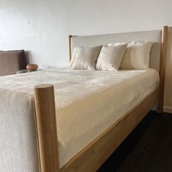 🛏️ Elegant Modern Upholstered Bed – Soft Neutral Fabric & Wood Accents /🚚 FREE Local Delivery Available 