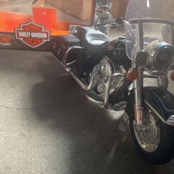 Maisto Harley Davidson 2013 FLHRC Road King Classic 1:12 Scale Motorcycle