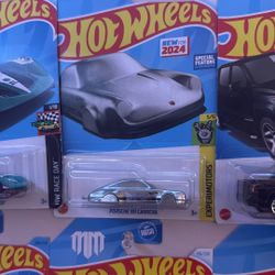 2024 Hot Wheels G Case - Porsche 911 Carrera KEYCHAIN 