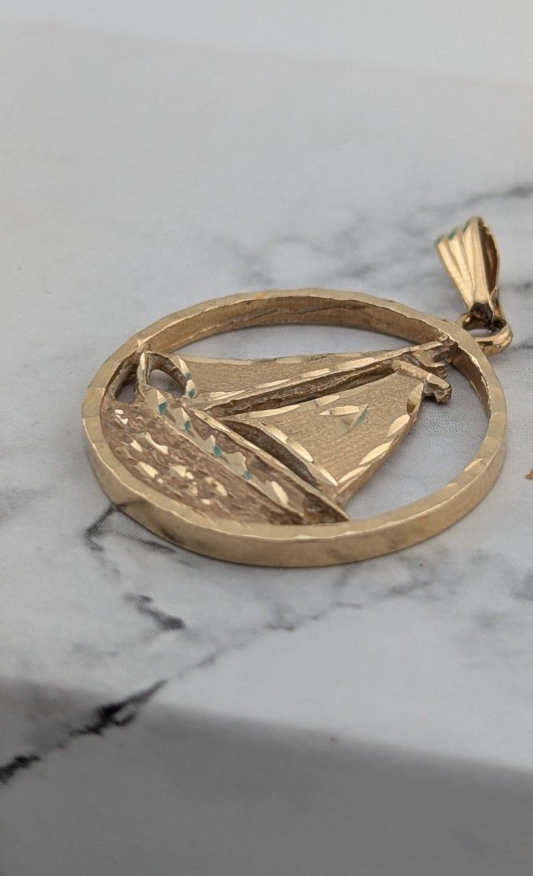⛵💛14K Solid Gold Round Framed Sailboat Pendant Charm✨👌