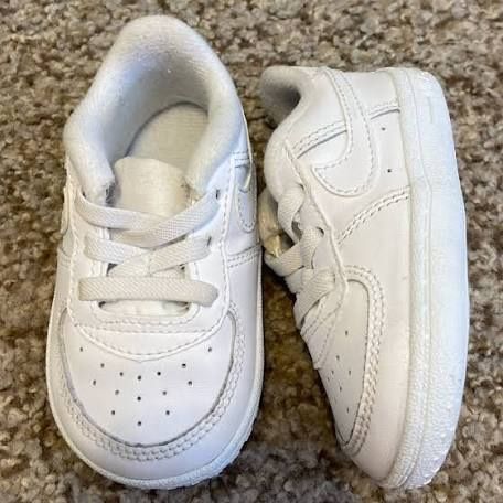 white nike baby crib shoes in size 2c