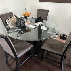 Round Glads Dining Room Table with 4 Chairs