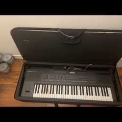Roland Synthesizer Keyboard 