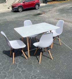 White Ikea Dining Room Table With 4 Chairs!