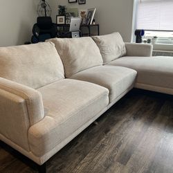 Nice and confortable couch with chaise