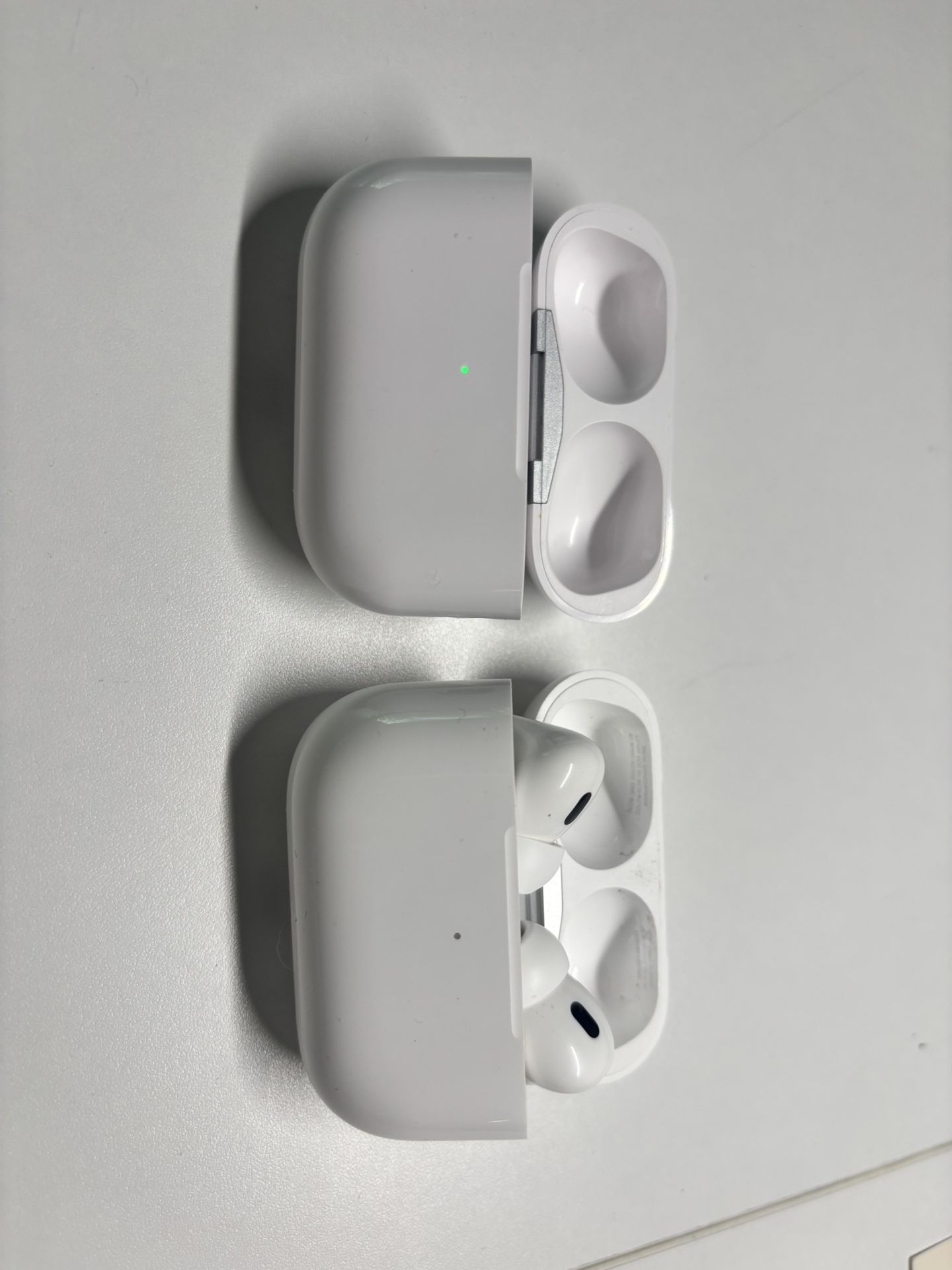 Airpod Pro 2 With 2 Cases (lightning)