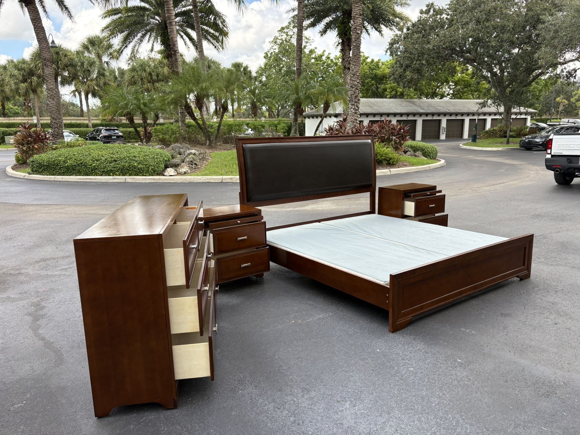 Beautiful Bedroom Set King Size Solid Wood Dark Brown Color In Excellent Condition