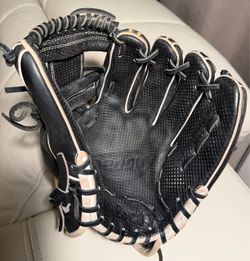Wilson A2000 Baseball Glove Black White Gold – Game Ready RHT 11.5