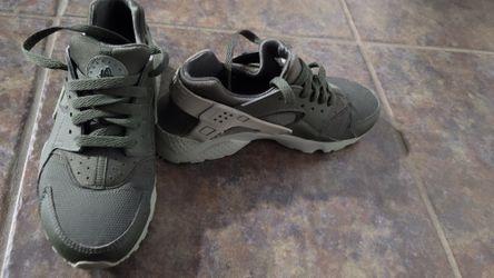 Nike Huarache Tennis Shoes Army Green Size 5 Youth