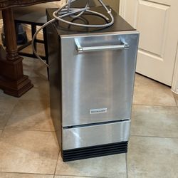 ($2749 Retail) Ice Maker KitchenAid 18 in. 35 lb. Built-In Ice Maker in PrintShield Stainless Steel