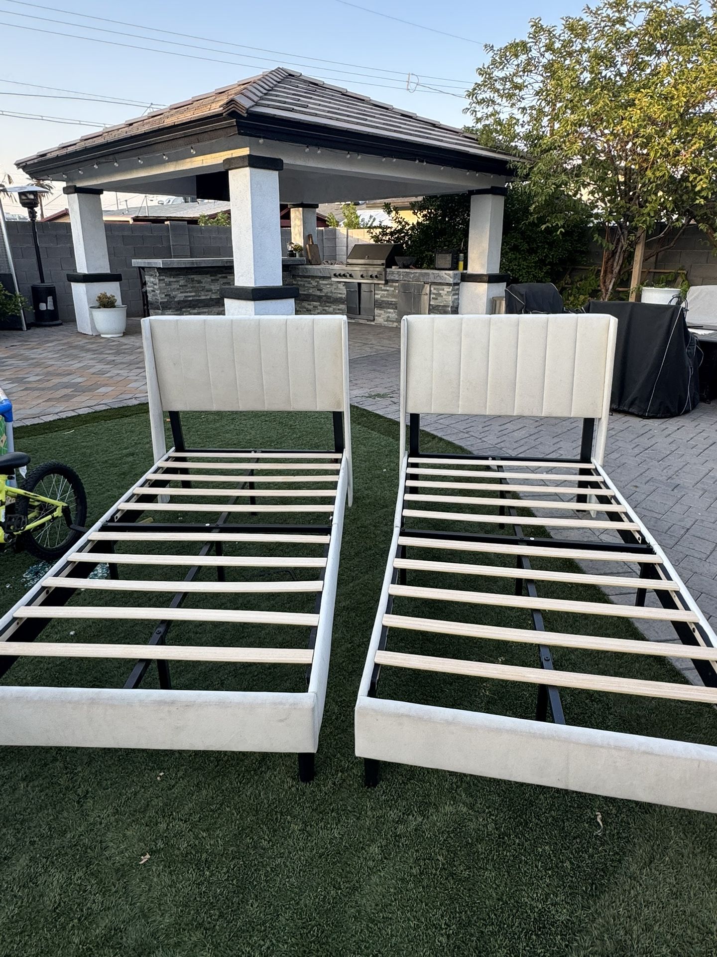 Twin Beds 